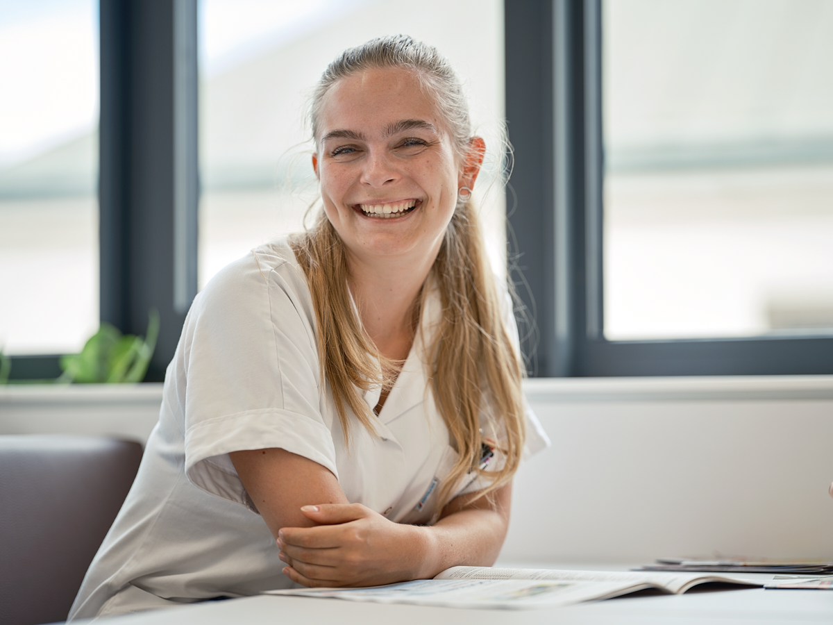 Lächelnde Biomedizinische Analytikerin im Labor Linz